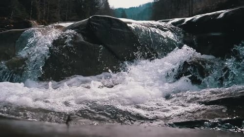 Mountain Creek und Stone Rapids mit Schnee. Schneller Wasserfluss. Winter-Wasserfall. Zeitlupe