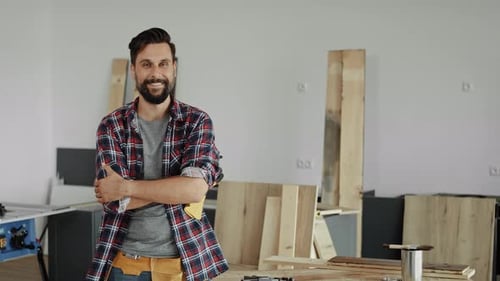 Video des Porträtschreiners am Arbeitsplatz. Aufgenommen mit roter Helium-Kamera in 8K