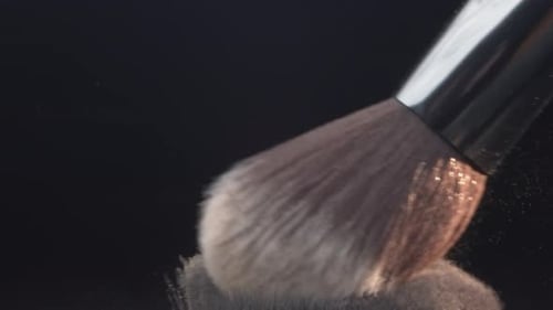 Pinceles cosméticas y explosión de polvo facial