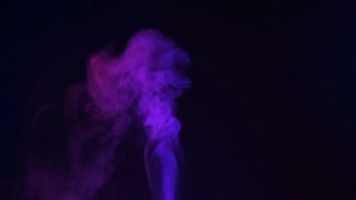 Cámara lenta de humo blanco, niebla, vapor sobre un fondo negro.