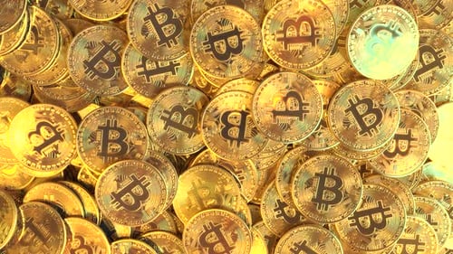 Ein Haufen glänzender goldener Bitcoin-Token