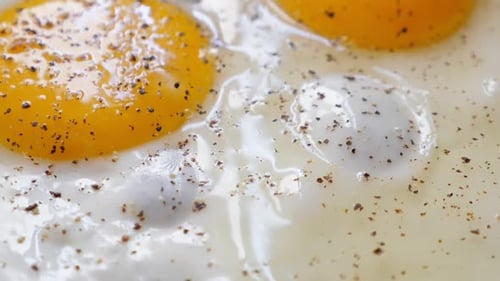 Eier mit der Sonnenseite nach oben in der Pfanne kochen