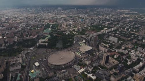 Olympiastadion, Prospekt Mira, Moskauer Straßen und Straßen mit Autoverkehr. Aeria Drohne