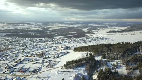 Winterdorf bei bewölktem Wetter