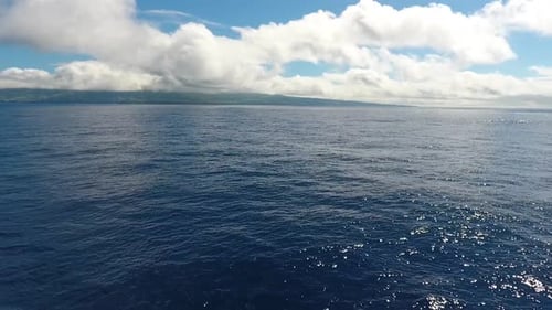 Kurzer Flug über dem Meer mit einer Insel in der Ferne