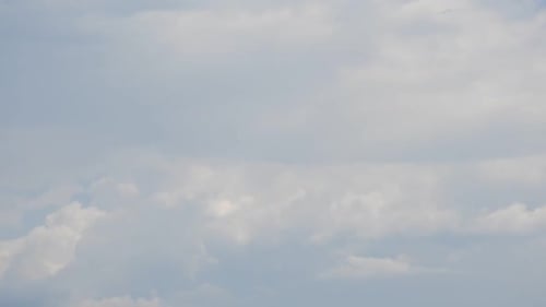 Zeitraffer von Wolkenformationen. Frühlingswolken, Zeitraffer. Blauer Himmel