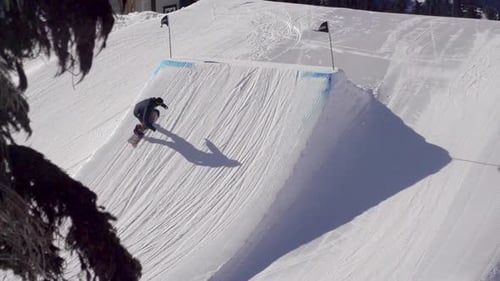 Ein junger Snowboarder springt in einem Geländepark.