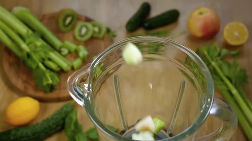 Gemüse fällt im Mixer