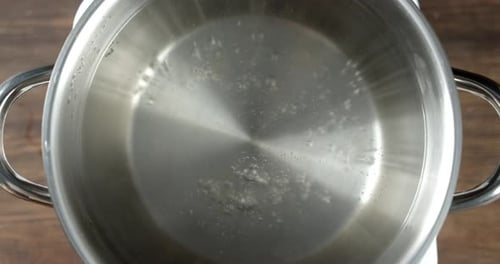 In einem Topf Wasser mit Luftblasen und heißem Dampf kochen.