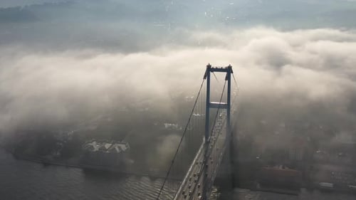 Luftbild der Bosporus-Brücke an einem nebligen Tag in Istanbul, Türkei, Märtyrerbrücke