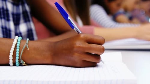 Schüler, die im Klassenzimmer lernen