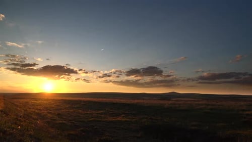 Verdunkelnder Himmel nach teilweise bewölktem Sonnenuntergang