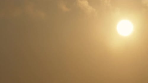 Lever de soleil brillant derrière fond de nuages