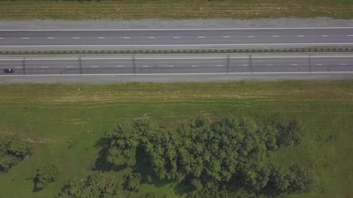 Luftaufnahme eines Touristenbusses, der auf der Autobahn fährt