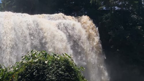 Vue de l'énorme éclaboussure et de la forte coulée d'une incroyable cascade dans la jungle