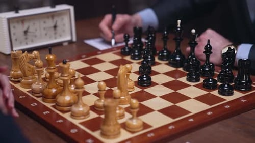 Mann und Mädchen spielen Schach