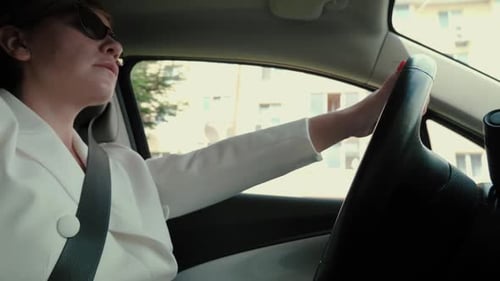 Mulher dirigindo um carro