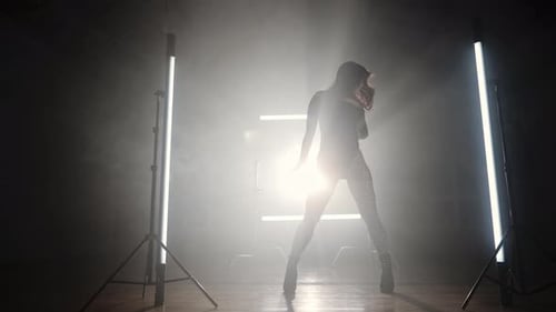 Heiße Tänzerin im Smoky Room tanzt wunderschön und verführerisch zum Takt der Musik