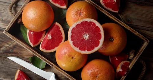 La
jugosa toronja madura de la bandeja gira lentamente.