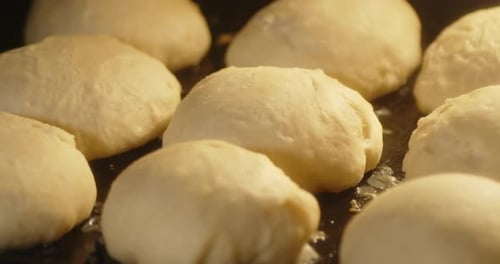 Timelapse-Brot wird im Ofen gebacken.