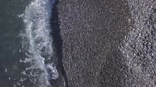 Meereswellen über der Küste mit Felsen Luftaufnahme