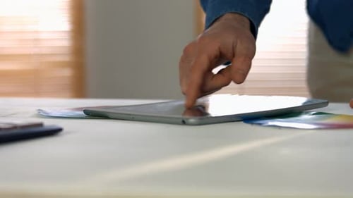 Männlicher Grafikdesigner nutzt digitales Tablet