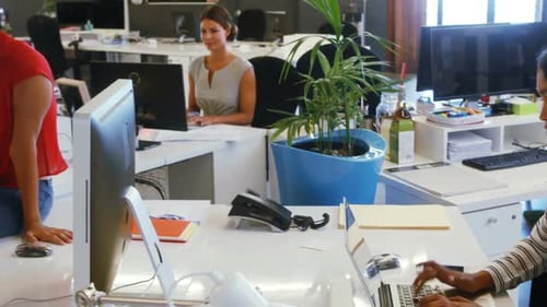 Les hommes d'affaires interagissent et travaillent