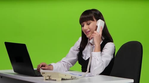 Mulher flerta abertamente com seu interlocutor no telefone