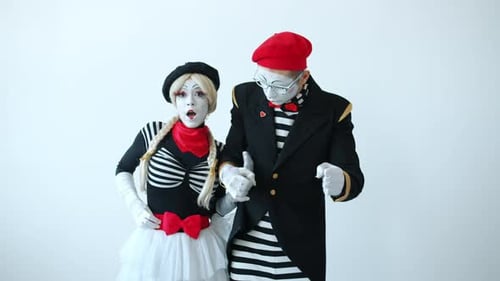 Expressive Mimes Performing with Silent Gestures