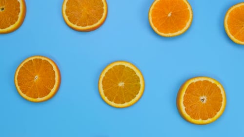 Fundo giratório com slides de laranja em um fundo azul Fundo frutado de verão na moda