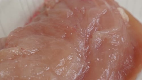 Gros plan sur des aliments surgelés Vidéo UltraHD 4K 2160p 30 images par seconde - Poitrines de poulet emballées dans une boîte 3