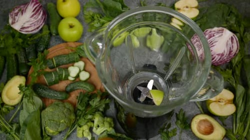 Gemüse fällt im Mixer