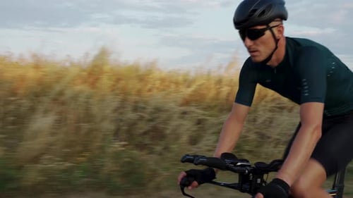 Porträt eines Radfahrers, der auf dem Rennrad trainiert