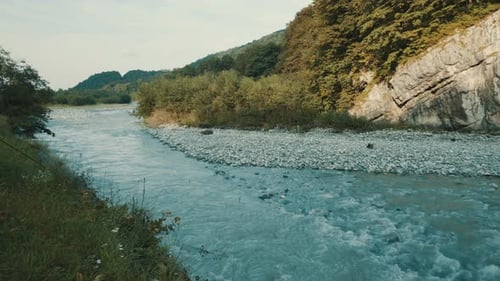 Der Fluss fließt entlang der Klippen