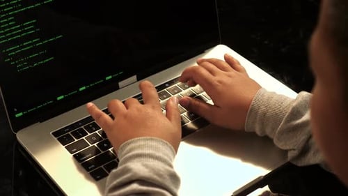 Programador de menino trabalhando no laptop