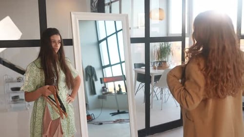 Duas mulheres escolhem e experimentam roupas em casa