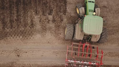 Grüner Traktor pflügt den Boden