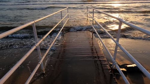 Zeitlupenschießen auf Meereswellen auf Pier