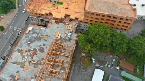 Vista aérea de una grúa de construcción sobre una casa en construcción a una altura