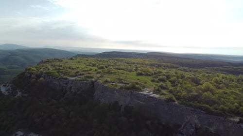 Blick von oben auf ein buntes Tal in den Bergen im Sommer