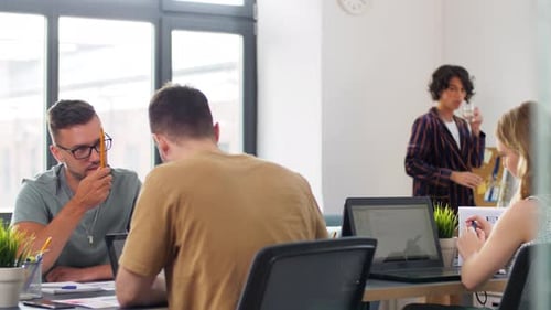 Equipe de negócios ou startups trabalhando no escritório