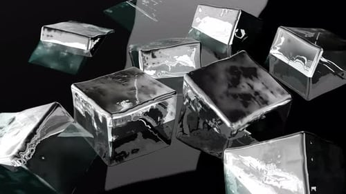 Eiswürfel schwimmen in transparentem Alkohol