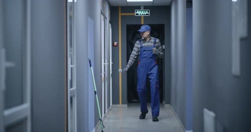 Concierge vérifiant les chambres dans le bâtiment