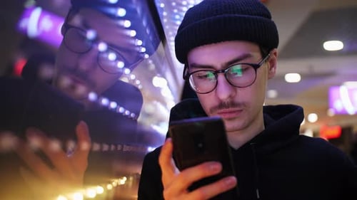 Immerse Yourself in your Phone with a Background of Colored Light
