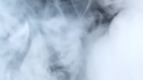 Weißer Rauch schwebt durch den Weltraum vor schwarzem Hintergrund. Nebel-, Rauch-, Dampf- und Nebeleffekt. Langsam