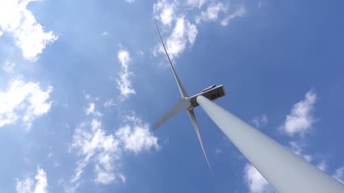 Blick auf die Windkraftanlage von unten gegen sich bewegende Wolken. Nahaufnahme