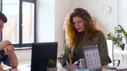 Equipe criativa com computadores trabalhando no escritório