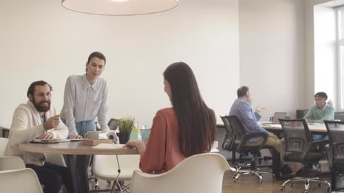 Manager interviewen Mitarbeiter im Coworking Space