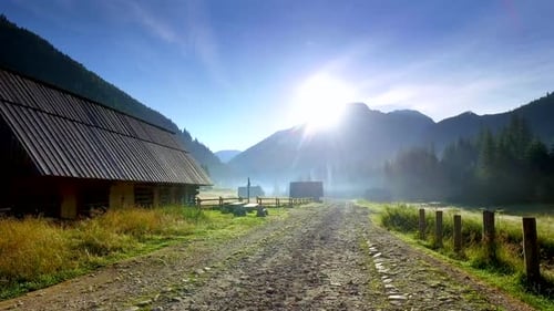 Route rocheuse entre chalets dans la vallée de Chocholowska au lever du soleil, montagnes des Tatras, Pologne