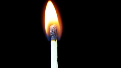 Zündspiel und Flamme auf schwarzem Hintergrund